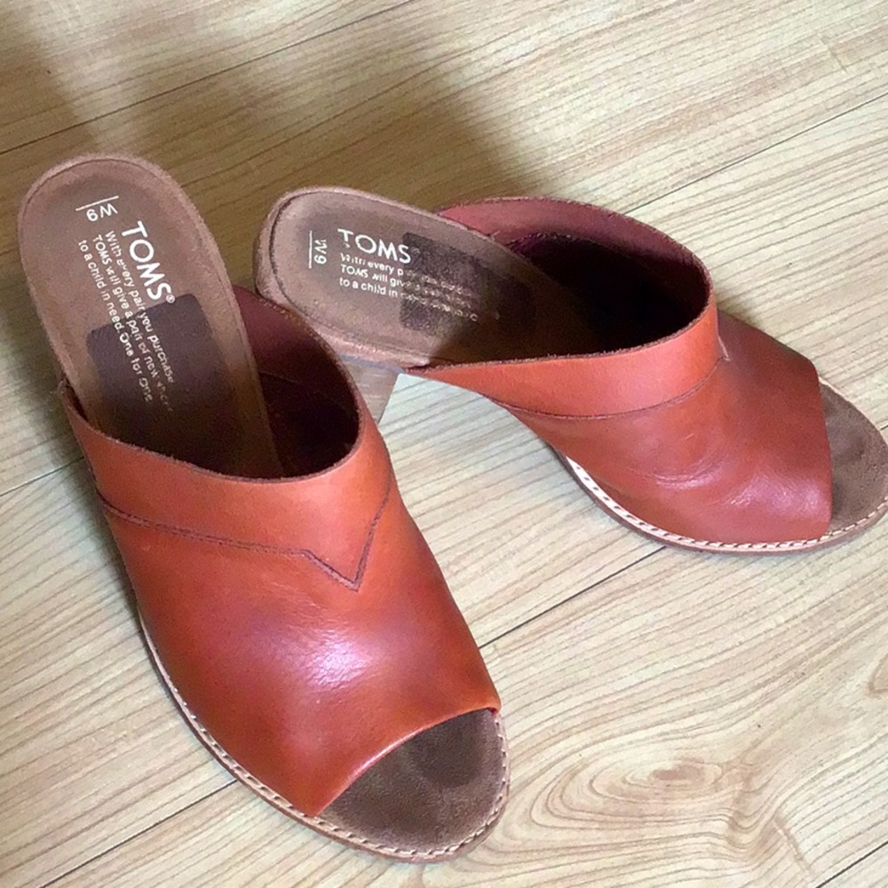 TOMS super cute cognac stacked heel slides